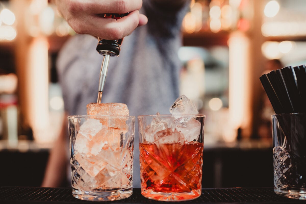 Au Vodka: Δύο συμμαθητές έβγαλαν 75 εκατ. λίρες ο καθένας με την πώληση της βότκας