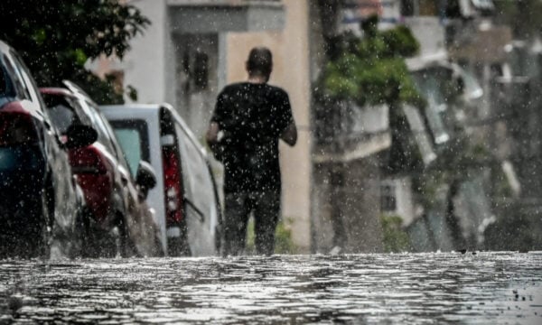 Καιρός σήμερα: Βροχές σε πολλές περιοχές της χώρας – Ήπιοι άνεμοι και θερμοκρασία έως 31 °C