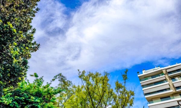 Καιρός αύριο: Αστάθεια με πτώση της θερμοκρασίας στους 32 βαθμούς και άνεμοι 6 μποφόρ