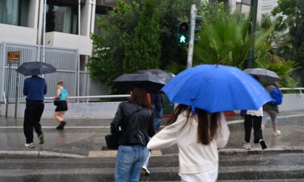 Καιρός σήμερα: Ιόνιο και ηπειρωτικά με βροχές και καταιγίδες – Πτώση θερμοκρασίας και άνεμοι έως 6 μποφόρ