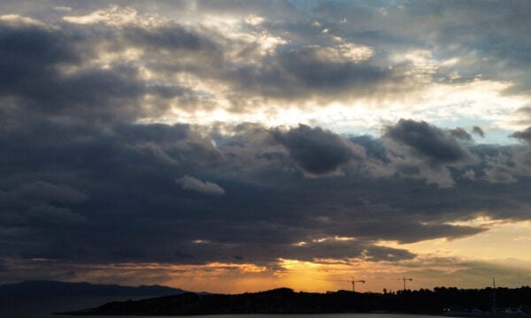 Καιρός σήμερα: Βροχές και θερμοκρασία έως 24 βαθμούς – Άνεμοι 7 μποφόρ στο Αιγαίο