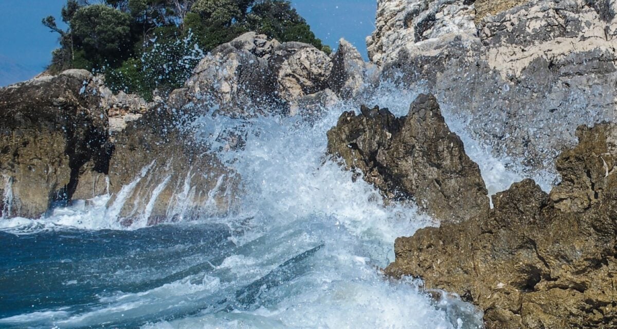 Καιρός αύριο: Θερμοκρασία έως 33 βαθμούς, νεφώσεις και ισχυρά μελτέμια έως 7 μποφόρ