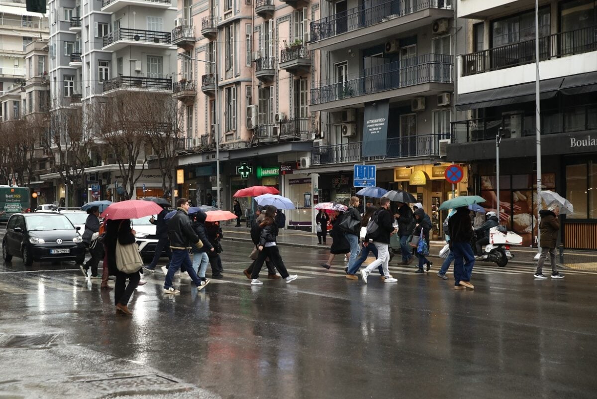 Καιρός σήμερα: Βροχές και καταιγίδες σε όλη τη χώρα – Η θερμοκρασία δεν ξεπερνά τους 29°C
