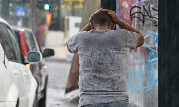 Η κακοκαιρία χτυπά με καταιγίδες και βροχές τις επόμενες ώρες: Χάρτες με τις περιοχές στο «κόκκινο»