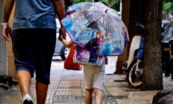 Καιρός αύριο: Βροχές και τοπικές καταιγίδες – Άνοδος θερμοκρασίας και άνεμοι έως 7 μποφόρ