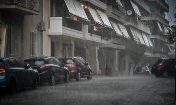 Καιρός αύριο: Βροχές στα ορεινά ηπειρωτικά – Άνεμοι 7 μποφόρ στο Αιγαίο, έως 35 βαθμούς η θερμοκρασία