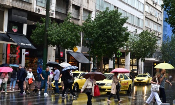 Καιρός αύριο: Βροχές, καταιγίδες και μικρή άνοδος της θερμοκρασίας – Ισχυροί άνεμοι στο Αιγαίο