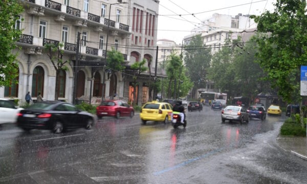 Καιρός σήμερα: Βροχές και καταιγίδες, μικρή άνοδος της θερμοκρασίας – Ισχυροί άνεμοι στο Αιγαίο