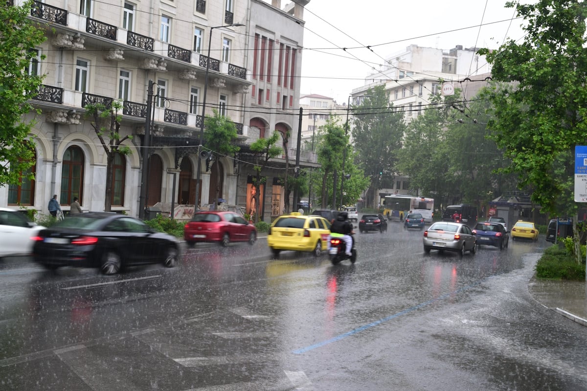 Καιρός σήμερα: Βροχές και καταιγίδες, μικρή άνοδος της θερμοκρασίας – Ισχυροί άνεμοι στο Αιγαίο