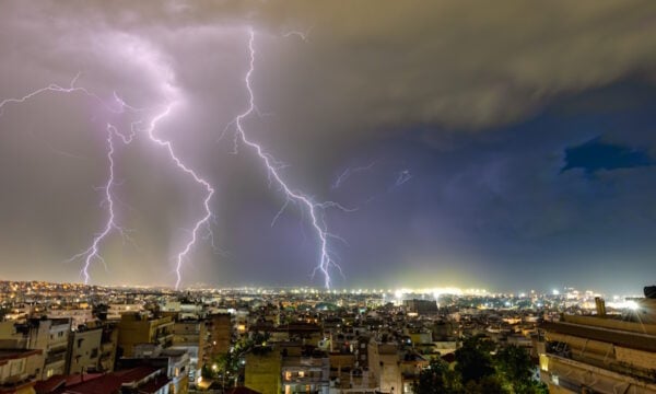 Καιρός – Θεσσαλονίκη: Νυχτερινή καταιγίδα με κεραυνούς, δρόμοι έγιναν ποτάμια