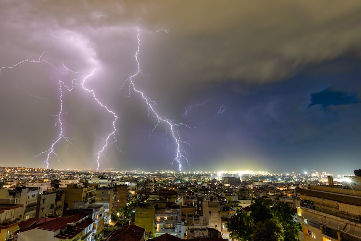Καιρός – Θεσσαλονίκη: Νυχτερινή καταιγίδα με κεραυνούς, δρόμοι έγιναν ποτάμια