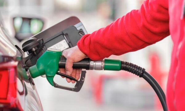 Καύσιμα: Το diesel προσπέρασε την αμόλυβδη, στα ύψη και η χονδρική τιμή ρεύματος