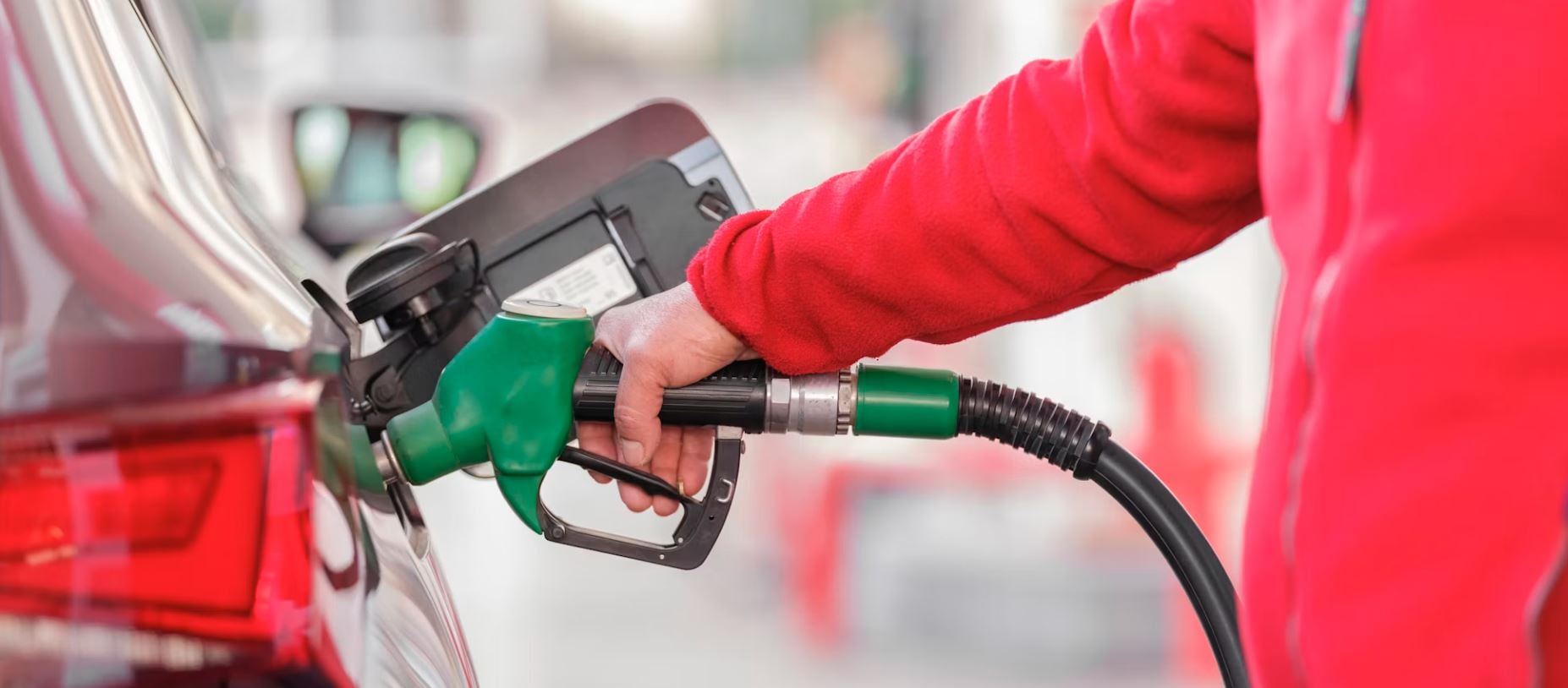 Καύσιμα: Το diesel προσπέρασε την αμόλυβδη, στα ύψη και η χονδρική τιμή ρεύματος