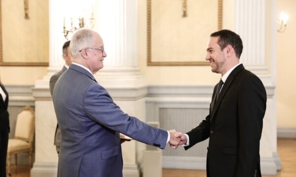 Γιώργος Μαζωνάκης, φραπέ και το πρώτο βίντεο του νέου Γάλλου πρέσβη – Η πρόσκλησή του στους Έλληνες