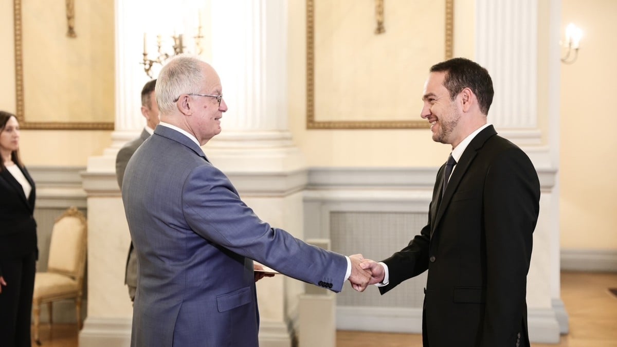 Γιώργος Μαζωνάκης, φραπέ και το πρώτο βίντεο του νέου Γάλλου πρέσβη – Η πρόσκλησή του στους Έλληνες
