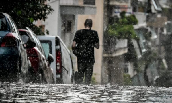 Καιρός: Διαδοχικές διαταραχές φέρνουν καταιγίδες και βουτιά 8 βαθμών στη θερμοκρασία από την Τρίτη – Βροχές και στην Αττική