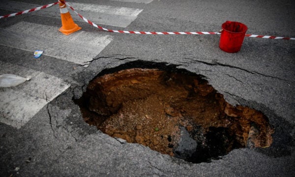 Κεραμεικός: Διακοπή κυκλοφορίας στην οδό Αρτεμισίου λόγω καθίζησης του δρόμου