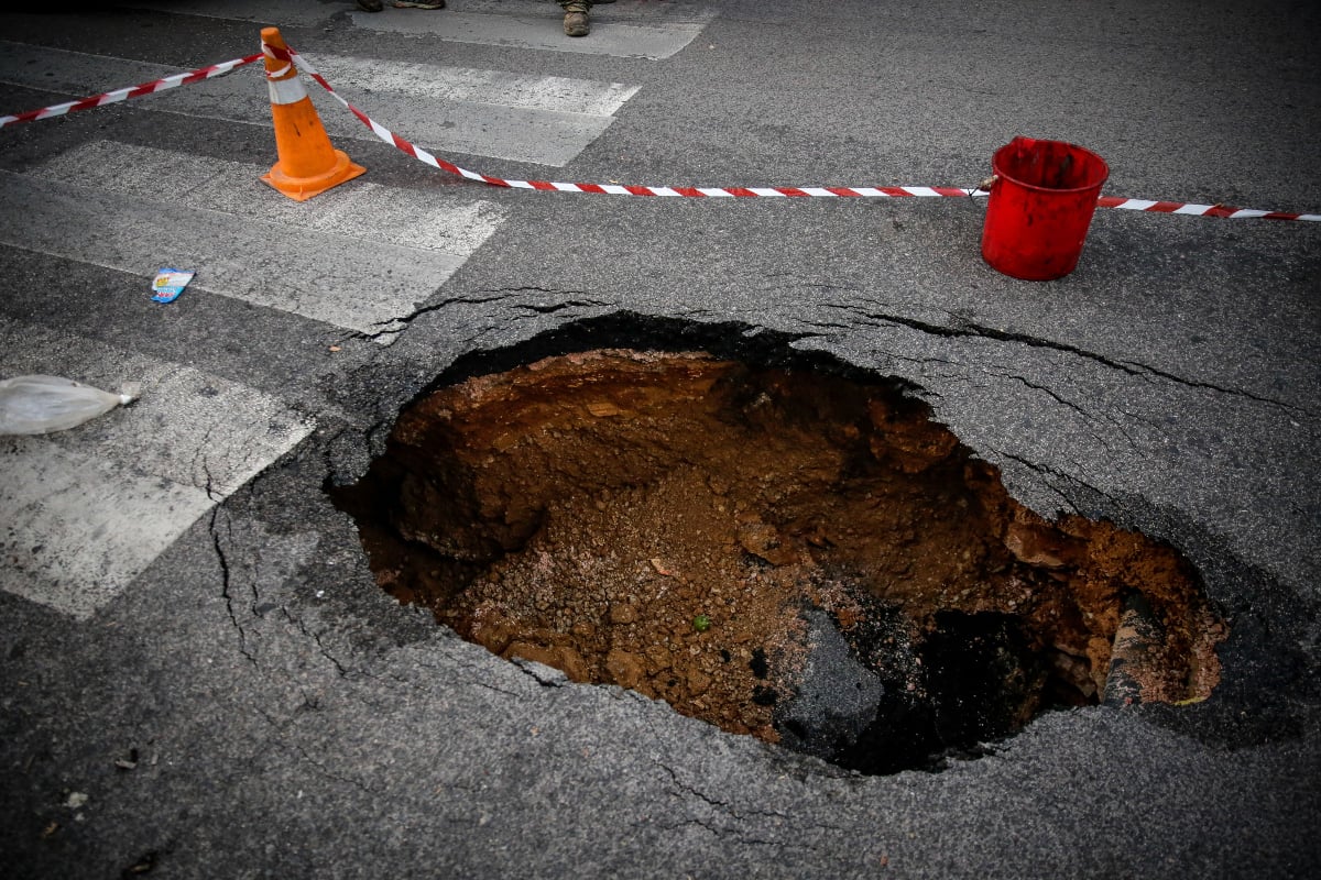 Κεραμεικός: Διακοπή κυκλοφορίας στην οδό Αρτεμισίου λόγω καθίζησης του δρόμου