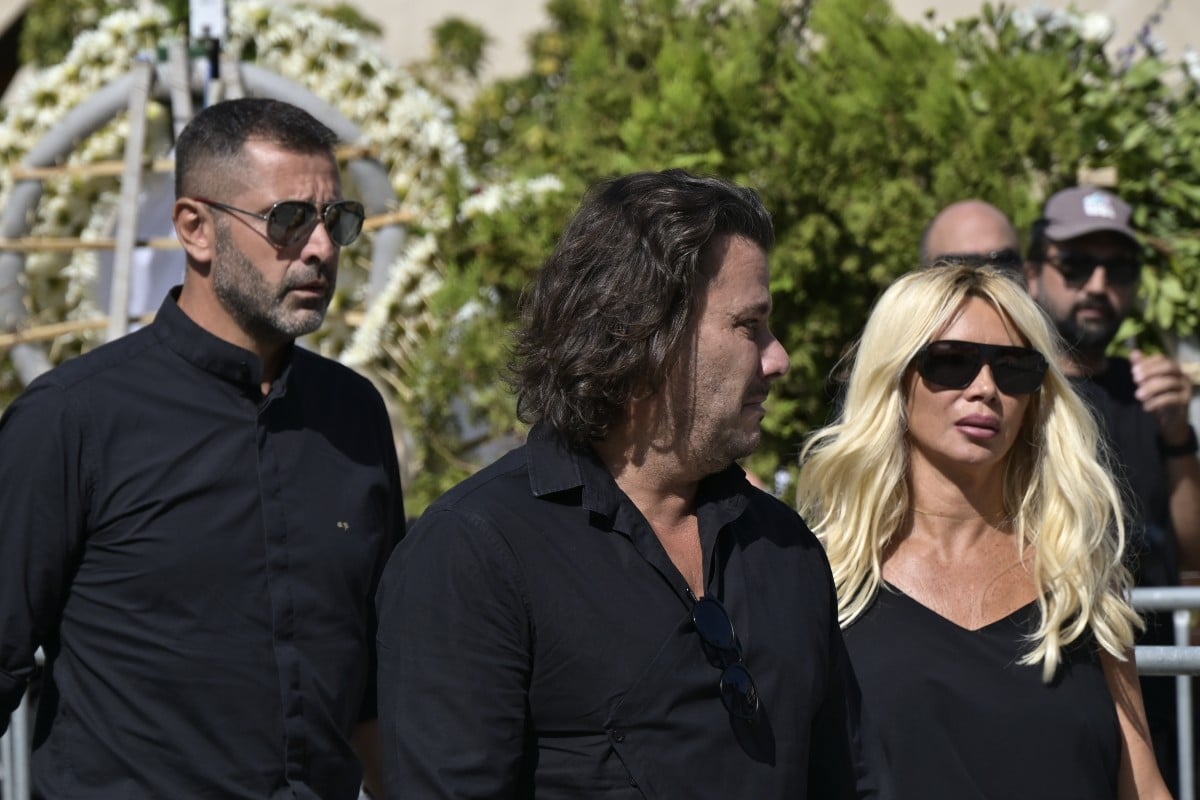 Κηδεία Μαζωνάκη: Η αδερφή του, Βάσω, στο τελευταίο αντίο – Βίντεο από την άφιξή της στην εκκλησία 28 Κηδεία Γιώργου Μαζωνάκη