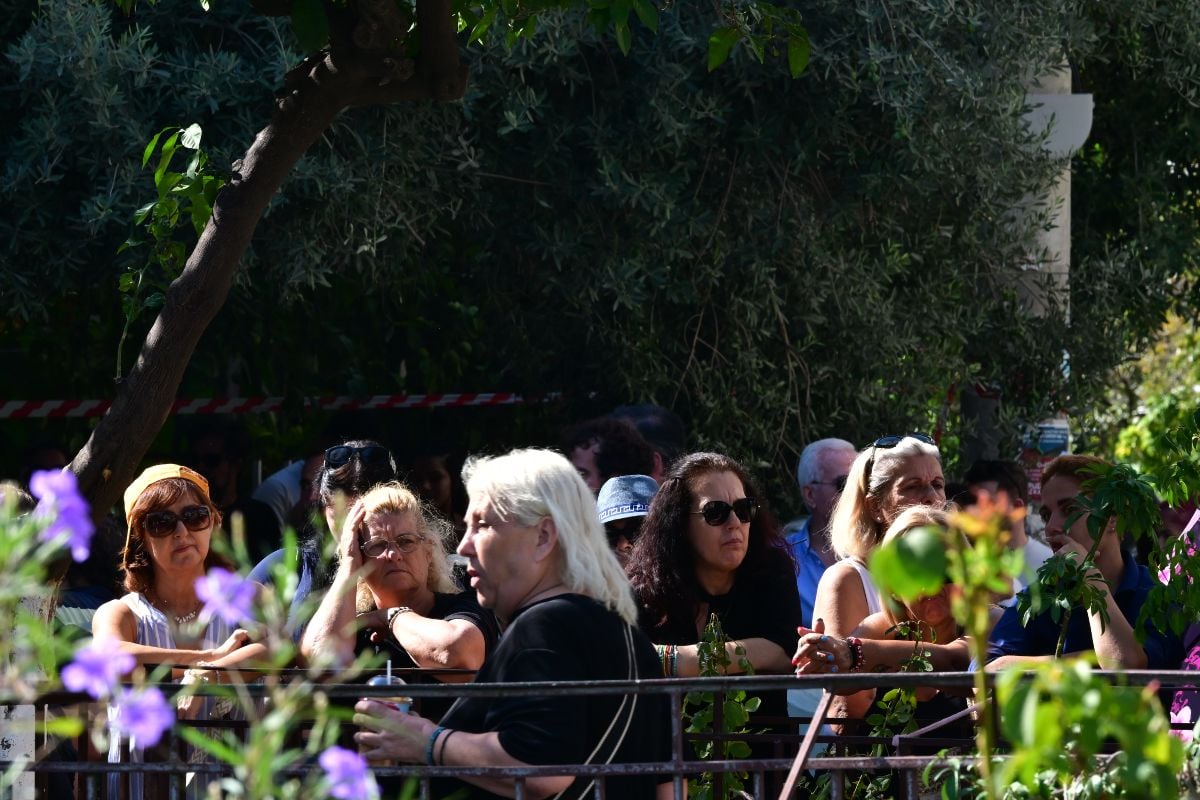 Κηδεία Μαζωνάκη: Η αδερφή του, Βάσω, στο τελευταίο αντίο – Βίντεο από την άφιξή της στην εκκλησία 32 Κηδεία Γιώργου Μαζωνάκη