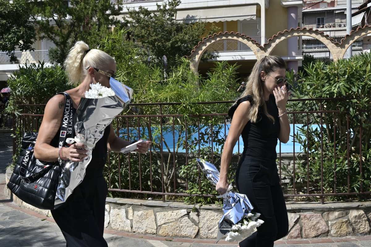 Κηδεία Μαζωνάκη: Η αδερφή του, Βάσω, στο τελευταίο αντίο – Βίντεο από την άφιξή της στην εκκλησία 33 Κηδεία Γιώργου Μαζωνάκη