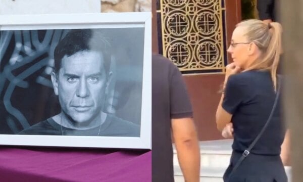 Κηδεία Μαζωνάκη: Η αδερφή του, Βάσω, στο τελευταίο αντίο – Βίντεο από την άφιξή της στην εκκλησία