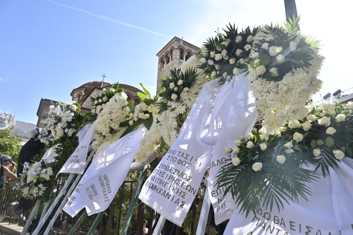 Κηδεία Μαζωνάκη: Η αδερφή του, Βάσω, στο τελευταίο αντίο – Βίντεο από την άφιξή της στην εκκλησία 30 Κηδεία Γιώργου Μαζωνάκη