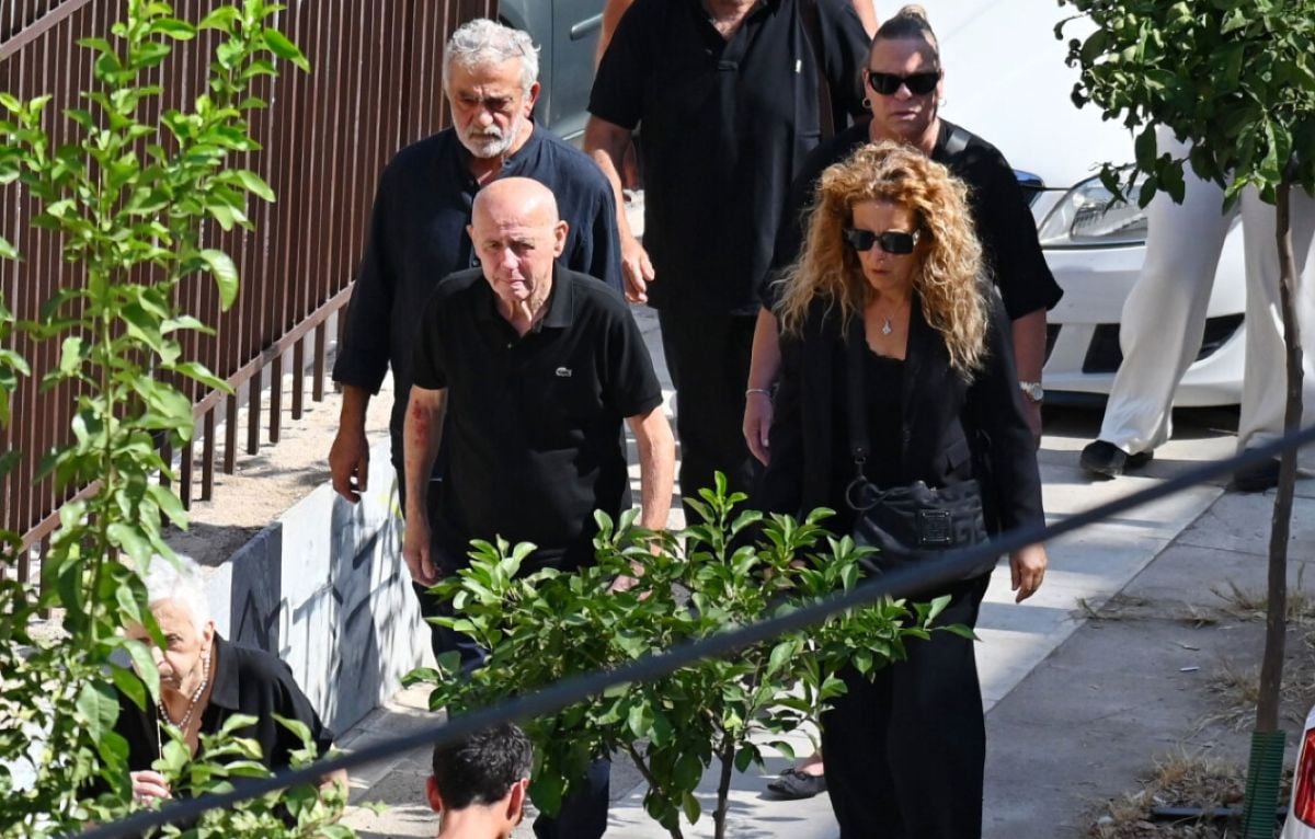 Κηδεία Μαζωνάκη: Η οικογένειά του στο τελευταίο αντίο – Οι γονείς και οι αδερφές του (Φωτογραφίες) 26 Κηδεία Γιώργου Μαζωνάκη