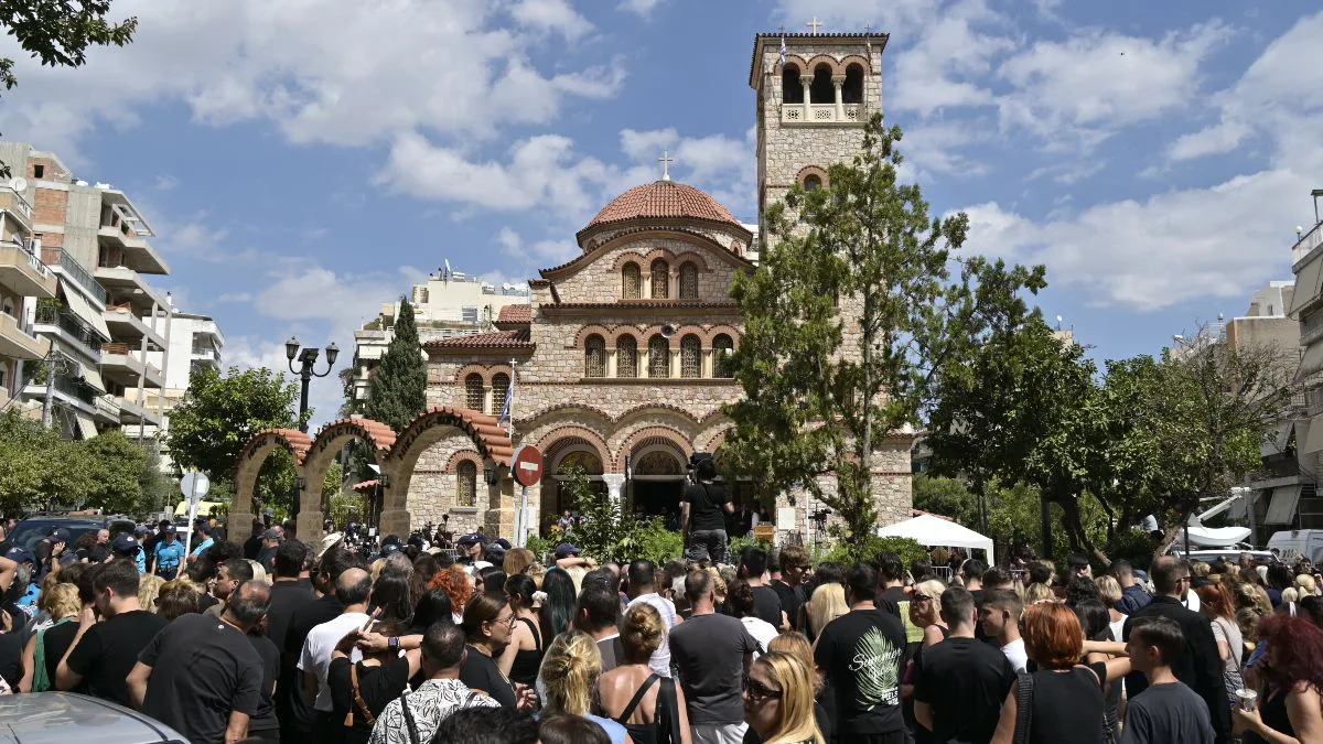 Κηδεία Γιώργου Μαζωνάκη: Συγκινεί ο επικήδειος του Μητροπολίτη Νίκαιας – «Έδωσε την αγάπη και παίρνει αγάπη»