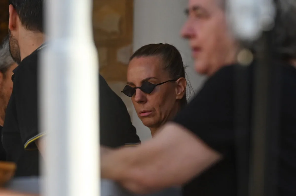 Κηδεία Μαζωνάκη: Η οικογένειά του στο τελευταίο αντίο – Οι γονείς και οι αδερφές του (Φωτογραφίες) 25 Κηδεία Γιώργου Μαζωνάκη