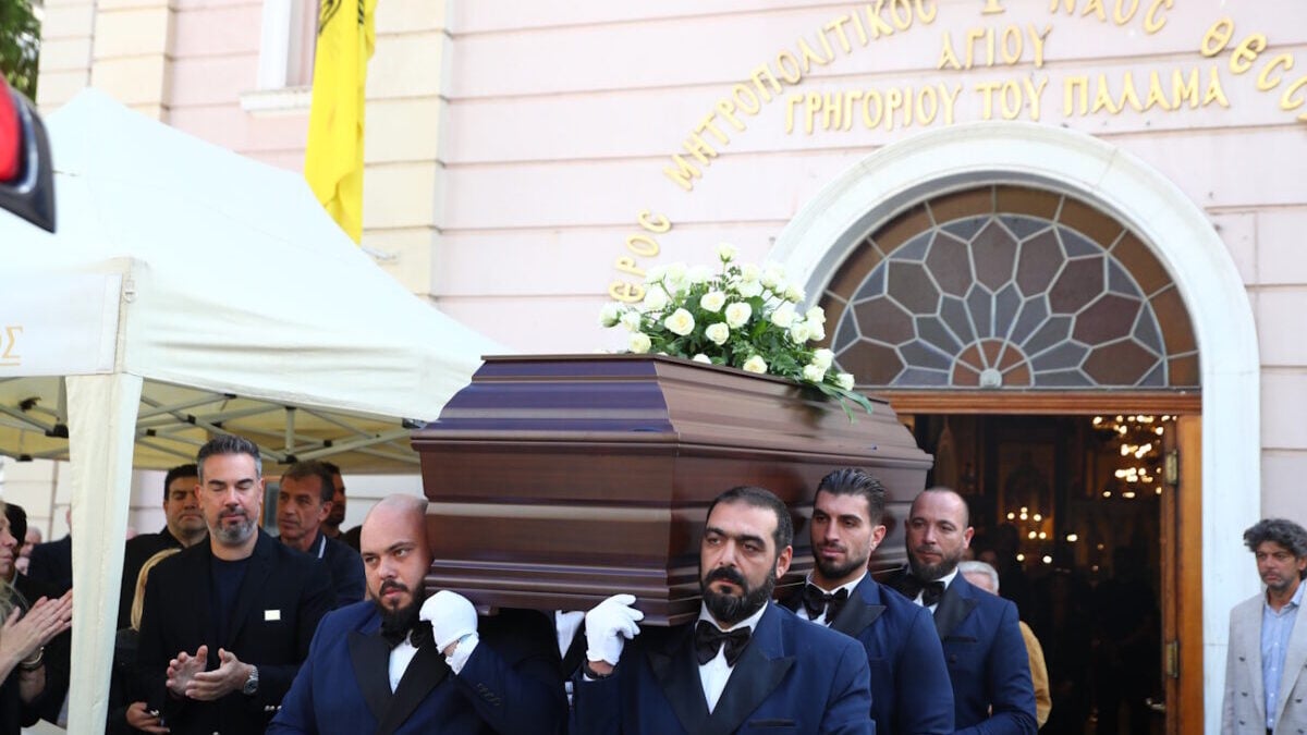 Κηδεία Σούλη Μαρκόπουλου: Συγγενείς, φίλοι και το ελληνικό μπάσκετ είπαν το τελευταίο «αντίο» στον σπουδαίο προπονητή 8 Κηδεία Σούλη Μαρκόπουλου: Συγγενείς, φίλοι και το ελληνικό μπάσκετ είπαν το τελευταίο «αντίο» στον σπουδαίο προπονητή