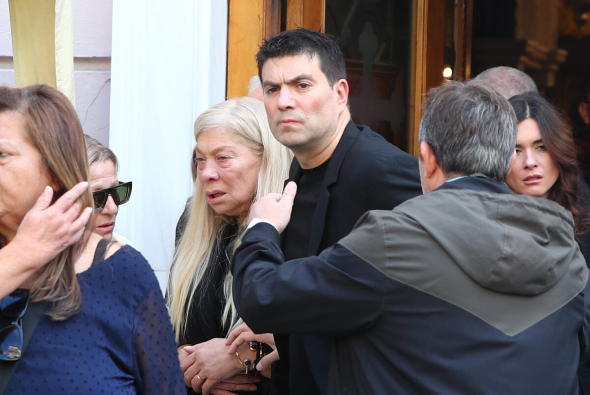 Κηδεία Σούλη Μαρκόπουλου: Συγγενείς, φίλοι και το ελληνικό μπάσκετ είπαν το τελευταίο «αντίο» στον σπουδαίο προπονητή 13 Κηδεία Σούλη Μαρκόπουλου: Συγγενείς, φίλοι και το ελληνικό μπάσκετ είπαν το τελευταίο «αντίο» στον σπουδαίο προπονητή