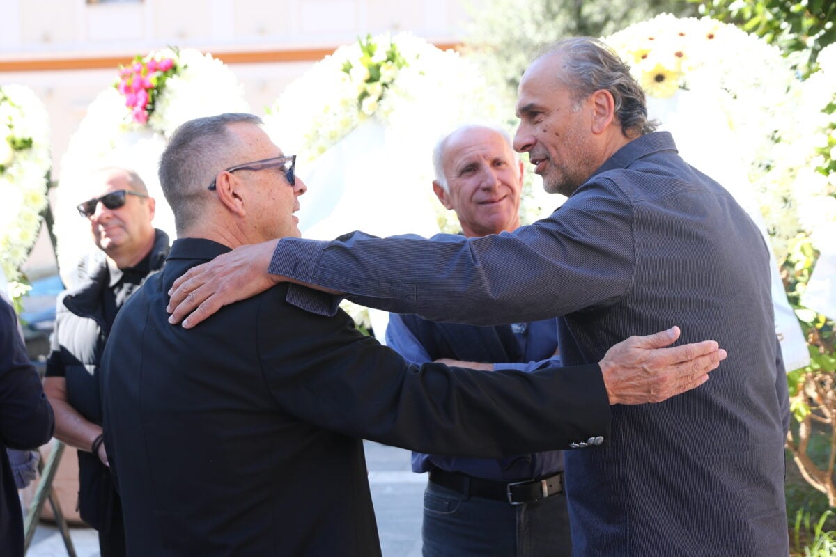Κηδεία Σούλη Μαρκόπουλου: Συγγενείς, φίλοι και το ελληνικό μπάσκετ είπαν το τελευταίο «αντίο» στον σπουδαίο προπονητή 15 Κηδεία Σούλη Μαρκόπουλου: Συγγενείς, φίλοι και το ελληνικό μπάσκετ είπαν το τελευταίο «αντίο» στον σπουδαίο προπονητή