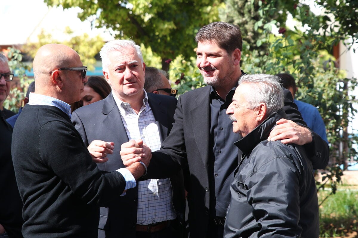 Κηδεία Σούλη Μαρκόπουλου: Συγγενείς, φίλοι και το ελληνικό μπάσκετ είπαν το τελευταίο «αντίο» στον σπουδαίο προπονητή 16 Κηδεία Σούλη Μαρκόπουλου: Συγγενείς, φίλοι και το ελληνικό μπάσκετ είπαν το τελευταίο «αντίο» στον σπουδαίο προπονητή