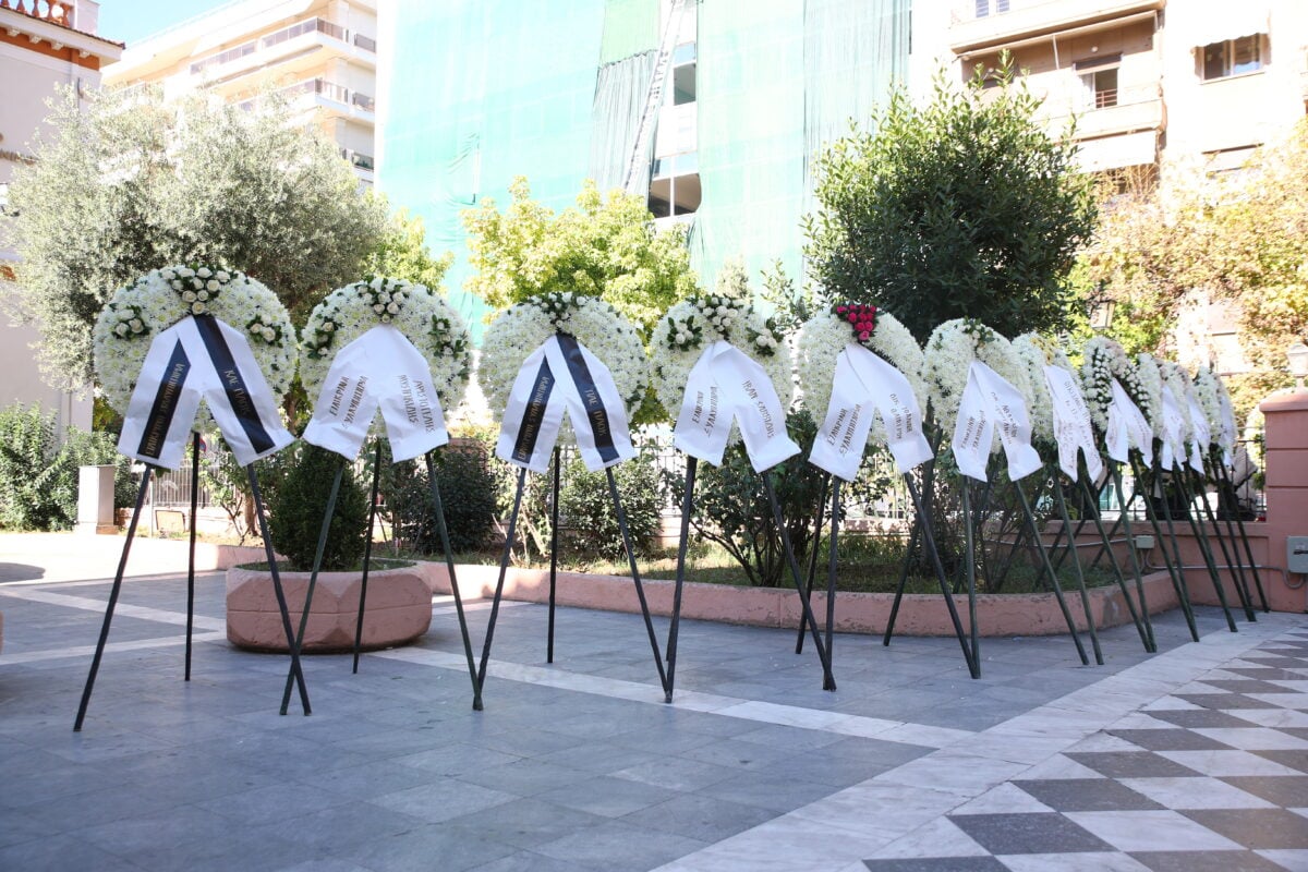 Κηδεία Σούλη Μαρκόπουλου: Συγγενείς, φίλοι και το ελληνικό μπάσκετ είπαν το τελευταίο «αντίο» στον σπουδαίο προπονητή 19 Κηδεία Σούλη Μαρκόπουλου: Συγγενείς, φίλοι και το ελληνικό μπάσκετ είπαν το τελευταίο «αντίο» στον σπουδαίο προπονητή