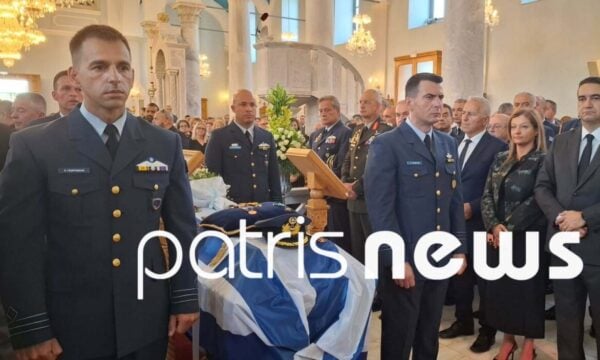 Γιάννης Μπλέσιας: Ο Πύργος αποχαιρετά τον πιλότο που σκοτώθηκε στην Τανάγρα – Τυλιγμένο με την ελληνική σημαία το φέρετρό του