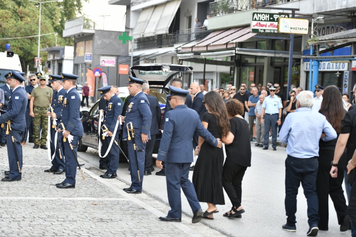 Δημήτρης Πέτρου: Ράγισαν καρδιές στο τελευταίο αντίο του πιλότου του Phantom που σκοτώθηκε στην Τανάγρα 11 Συνάδελφοι και φίλοι παρίστανται στην κηδεία του 37χρονου Σμηναγού της Πολεμικής Αεροπορίας Δημήτριου Πέτρου, στον Ιερό Ναό Αγίων Κωνσταντίνου και Ελένης Κατσικάς Ιωαννίνων, Πέμπτη 10 Σεπτεμβρίου 2026. Oι δύο χειριστές, ο σμηναγός Δημήτρης Πέτρου και ο επισμηναγός Ιωάννης Μπλέσιας, έχασαν τη ζωή τους κατά την πτώση του μαχητικού αεροσκάφους F‑4 Phantom της Πολεμικής Αεροπορίας, λίγα λεπτά μετά την απογείωσή του, μπροστά στα μάτια χιλιάδων θεατών κατά τη διάρκεια αεροπορικής επίδειξης στο Athens Flying Week το Σάββατο 5 Σεπτεμβρίου 2026.