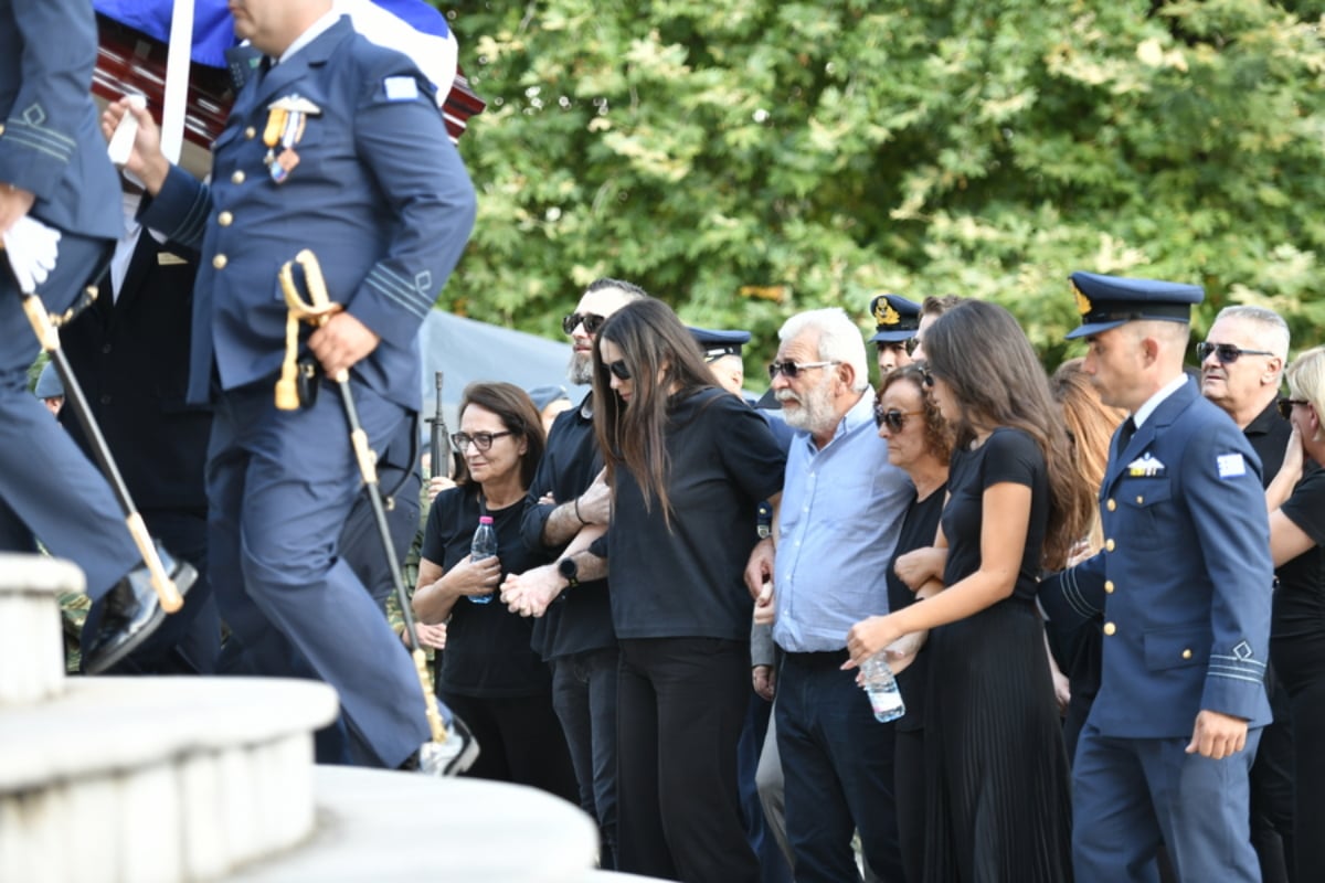 Δημήτρης Πέτρου: Ράγισαν καρδιές στο τελευταίο αντίο του πιλότου του Phantom που σκοτώθηκε στην Τανάγρα 10 Συνάδελφοι και φίλοι παρίστανται στην κηδεία του 37χρονου Σμηναγού της Πολεμικής Αεροπορίας Δημήτριου Πέτρου, στον Ιερό Ναό Αγίων Κωνσταντίνου και Ελένης Κατσικάς Ιωαννίνων, Πέμπτη 10 Σεπτεμβρίου 2026. Oι δύο χειριστές, ο σμηναγός Δημήτρης Πέτρου και ο επισμηναγός Ιωάννης Μπλέσιας, έχασαν τη ζωή τους κατά την πτώση του μαχητικού αεροσκάφους F‑4 Phantom της Πολεμικής Αεροπορίας, λίγα λεπτά μετά την απογείωσή του, μπροστά στα μάτια χιλιάδων θεατών κατά τη διάρκεια αεροπορικής επίδειξης στο Athens Flying Week το Σάββατο 5 Σεπτεμβρίου 2026.