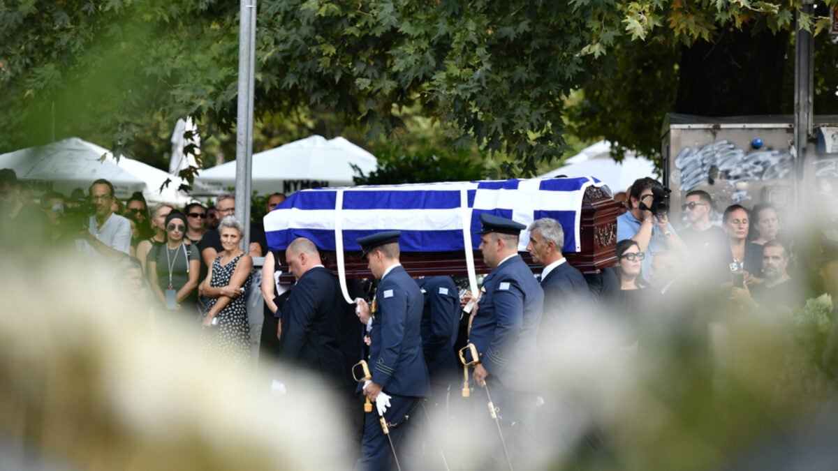 Δημήτρης Πέτρου: Ράγισαν καρδιές στο τελευταίο αντίο του πιλότου του Phantom που σκοτώθηκε στην Τανάγρα 4 Δημήτρης Πέτρου: Ράγισαν καρδιές στο τελευταίο αντίο του πιλότου του Phantom που σκοτώθηκε στην Τανάγρα
