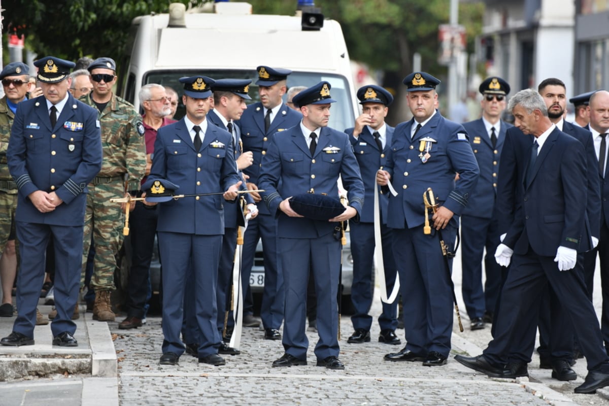 Δημήτρης Πέτρου: Ράγισαν καρδιές στο τελευταίο αντίο του πιλότου του Phantom που σκοτώθηκε στην Τανάγρα 9 Συνάδελφοι και φίλοι παρίστανται στην κηδεία του 37χρονου Σμηναγού της Πολεμικής Αεροπορίας Δημήτριου Πέτρου, στον Ιερό Ναό Αγίων Κωνσταντίνου και Ελένης Κατσικάς Ιωαννίνων, Πέμπτη 10 Σεπτεμβρίου 2026. Oι δύο χειριστές, ο σμηναγός Δημήτρης Πέτρου και ο επισμηναγός Ιωάννης Μπλέσιας, έχασαν τη ζωή τους κατά την πτώση του μαχητικού αεροσκάφους F‑4 Phantom της Πολεμικής Αεροπορίας, λίγα λεπτά μετά την απογείωσή του, μπροστά στα μάτια χιλιάδων θεατών κατά τη διάρκεια αεροπορικής επίδειξης στο Athens Flying Week το Σάββατο 5 Σεπτεμβρίου 2026.