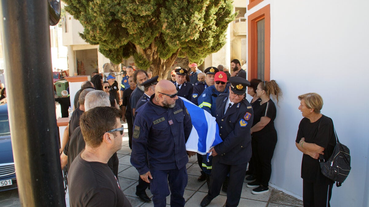 Ρόδος: Με συγκίνηση αποχαιρέτησαν τον 52χρονο πυροσβέστη Πέτρο Διακάκη – Η κηδεία στον Έμπωνα 6 Ρόδος: Με συγκίνηση αποχαιρέτησαν τον 52χρονο πυροσβέστη Πέτρο Διακάκη – Η κηδεία στον Έμπωνα