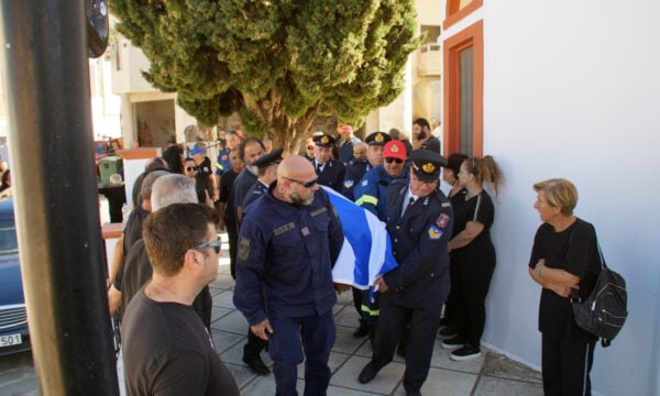 Ρόδος: Με συγκίνηση αποχαιρέτησαν τον 52χρονο πυροσβέστη Πέτρο Διακάκη – Η κηδεία στον Έμπωνα
