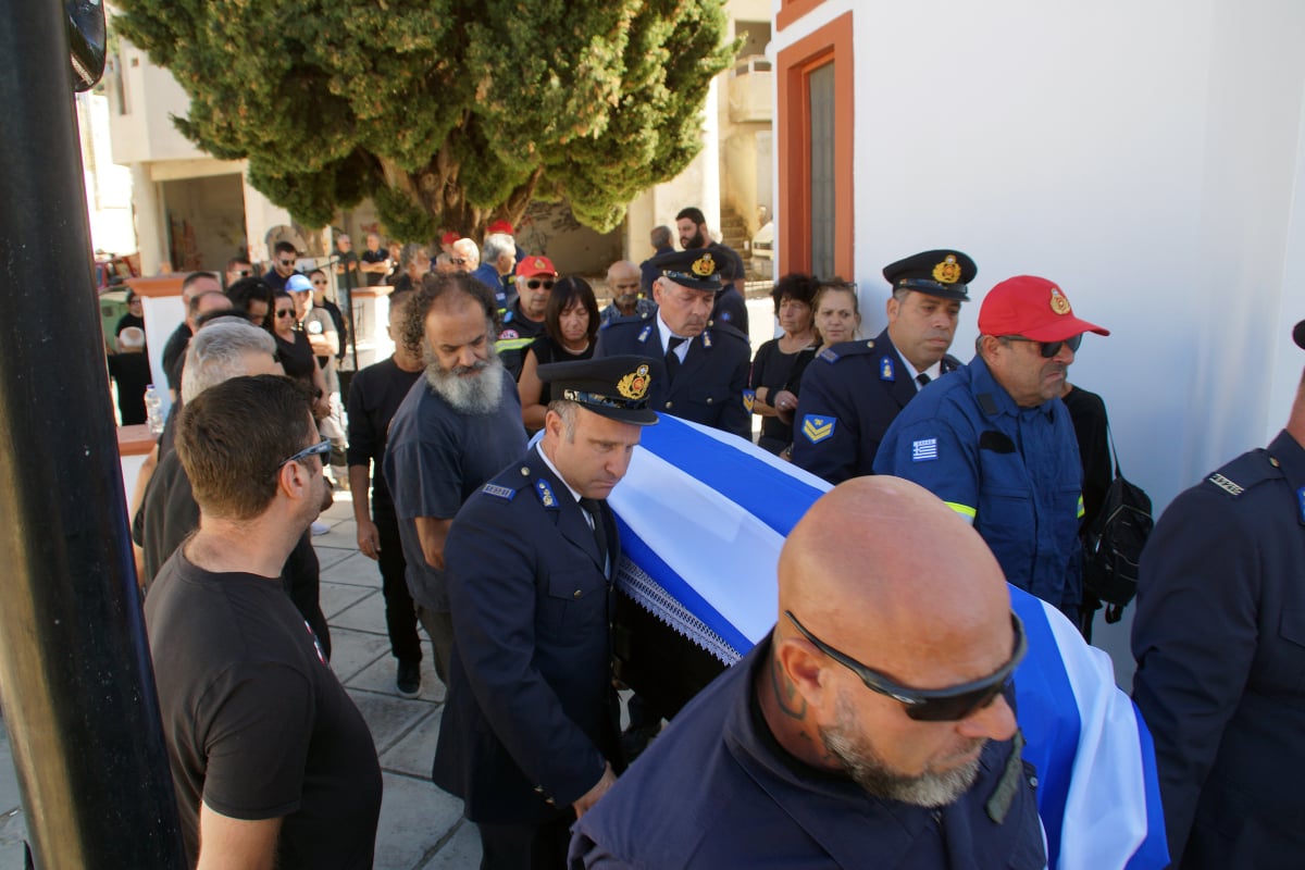 Ρόδος: Με συγκίνηση αποχαιρέτησαν τον 52χρονο πυροσβέστη Πέτρο Διακάκη – Η κηδεία στον Έμπωνα 13 Κηδεία πυροσβέστη στη Ρόδο
