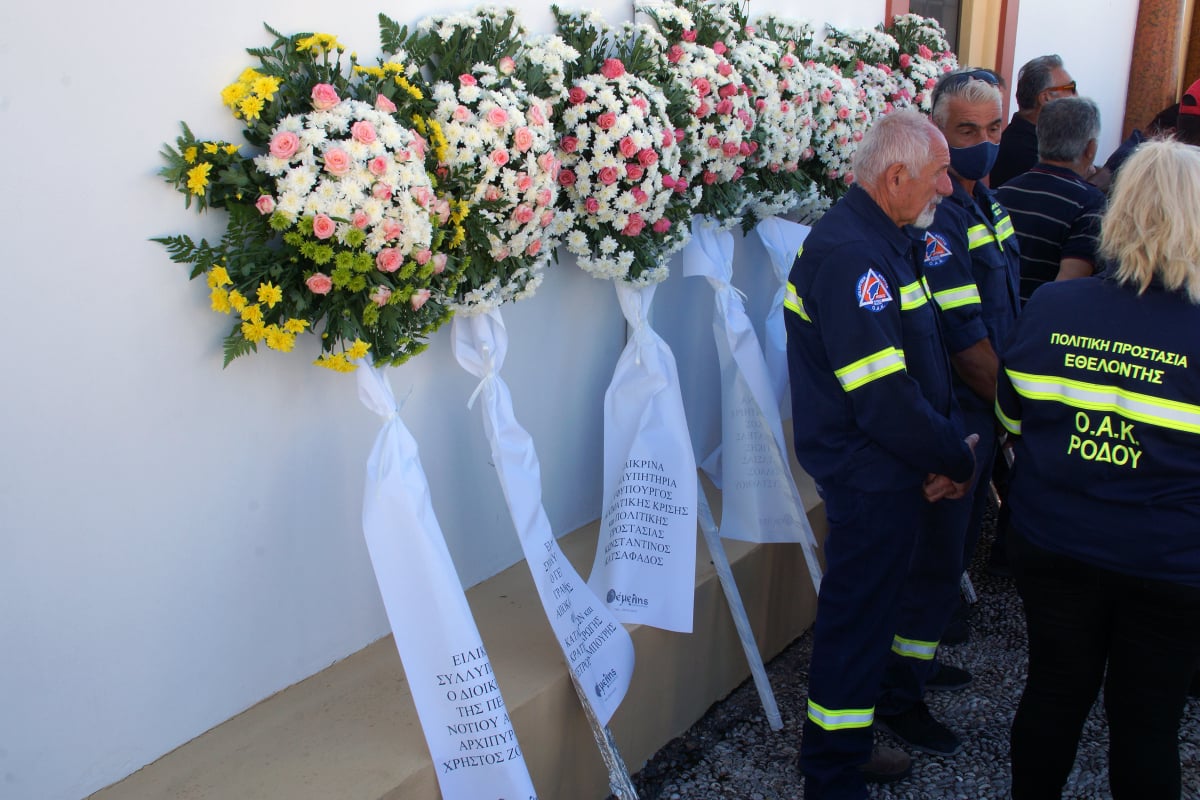Ρόδος: Με συγκίνηση αποχαιρέτησαν τον 52χρονο πυροσβέστη Πέτρο Διακάκη – Η κηδεία στον Έμπωνα 12 Κηδεία πυροσβέστη στη Ρόδο
