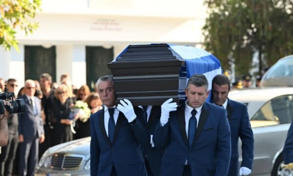 Ιωάννης Μπλέσιας: Σπαραγμός στην κηδεία του 40χρονου πιλότου που σκοτώθηκε στην Τανάγρα – Φωτογραφίες