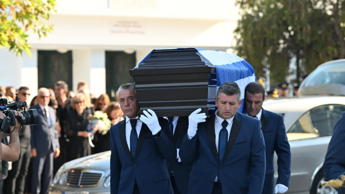 Ιωάννης Μπλέσιας: Σπαραγμός στην κηδεία του 40χρονου πιλότου που σκοτώθηκε στην Τανάγρα – Φωτογραφίες