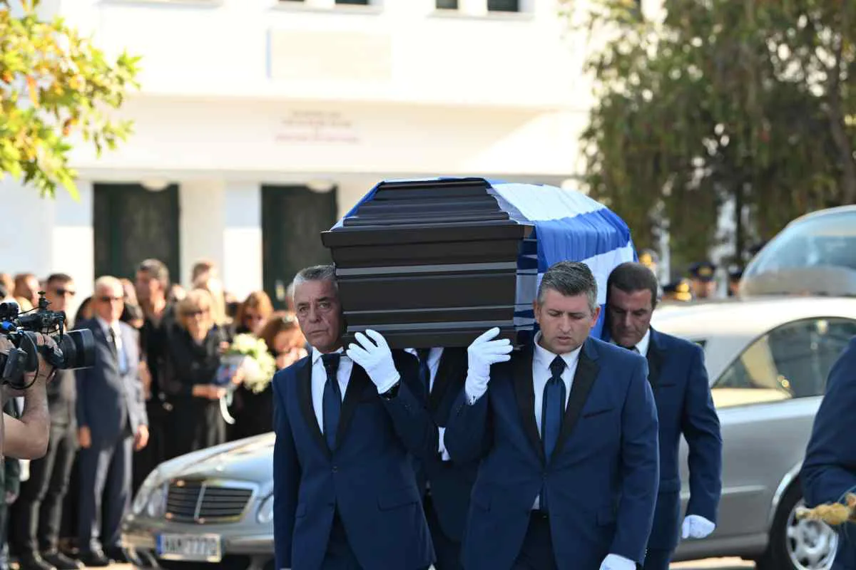 Ιωάννης Μπλέσιας: Σπαραγμός στην κηδεία του 40χρονου πιλότου που σκοτώθηκε στην Τανάγρα – Φωτογραφίες 16 ΚΗΔΕΙΑ ΤΟΥ 40ΧΡΟΝΟΥ ΕΠΙΣΜΗΝΑΓΟΥ ΙΩΑΝΝΗ ΜΠΛΕΣΙΑ ΠΟΥ ΣΚΟΤΩΘΗΚΕ ΣΤΟ ΑΕΡΟΠΟΡΙΚΟ ΔΥΣΤΥΧΗΜΑ ΣΤΗΝ ΤΑΝΑΓΡΑ