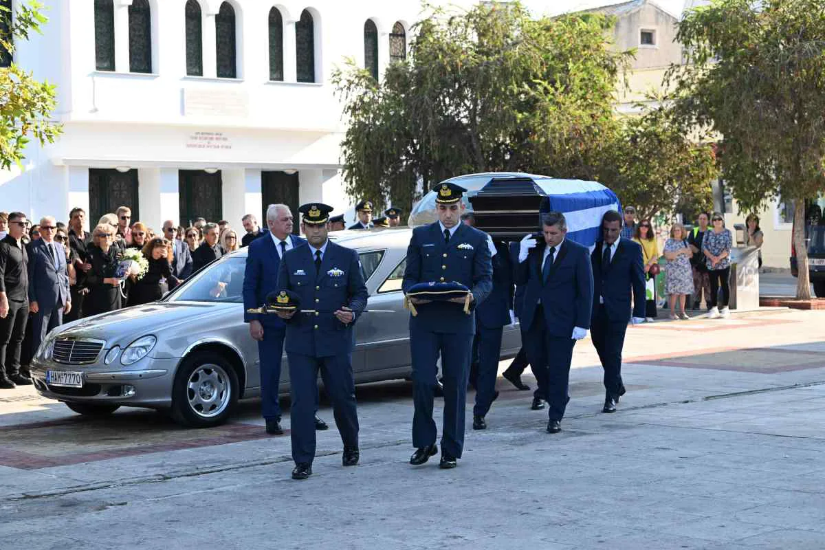 Ιωάννης Μπλέσιας: Σπαραγμός στην κηδεία του 40χρονου πιλότου που σκοτώθηκε στην Τανάγρα – Φωτογραφίες 17 ΚΗΔΕΙΑ ΤΟΥ 40ΧΡΟΝΟΥ ΕΠΙΣΜΗΝΑΓΟΥ ΙΩΑΝΝΗ ΜΠΛΕΣΙΑ ΠΟΥ ΣΚΟΤΩΘΗΚΕ ΣΤΟ ΑΕΡΟΠΟΡΙΚΟ ΔΥΣΤΥΧΗΜΑ ΣΤΗΝ ΤΑΝΑΓΡΑ