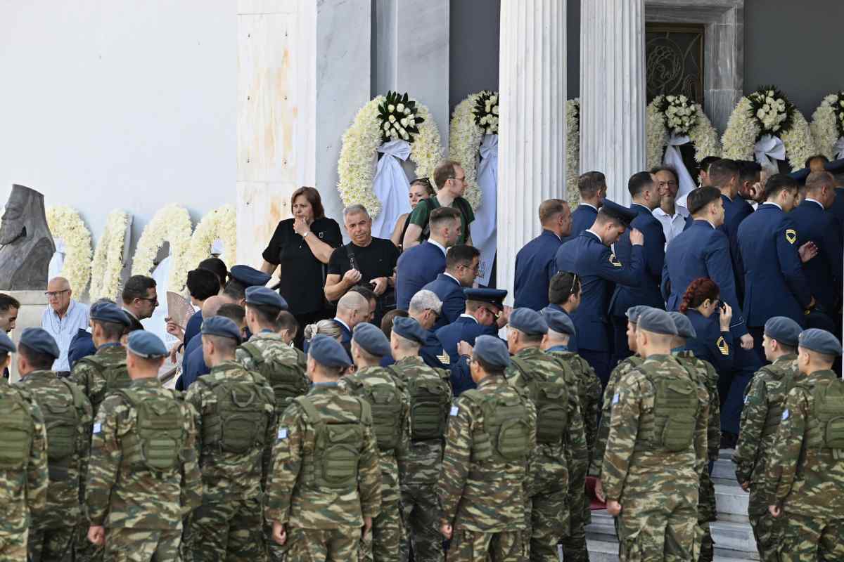 Ιωάννης Μπλέσιας: Σπαραγμός στην κηδεία του 40χρονου πιλότου που σκοτώθηκε στην Τανάγρα – Φωτογραφίες 19 ΚΗΔΕΙΑ ΤΟΥ 40ΧΡΟΝΟΥ ΕΠΙΣΜΗΝΑΓΟΥ ΙΩΑΝΝΗ ΜΠΛΕΣΙΑ ΠΟΥ ΣΚΟΤΩΘΗΚΕ ΣΤΟ ΑΕΡΟΠΟΡΙΚΟ ΔΥΣΤΥΧΗΜΑ ΣΤΗΝ ΤΑΝΑΓΡΑ