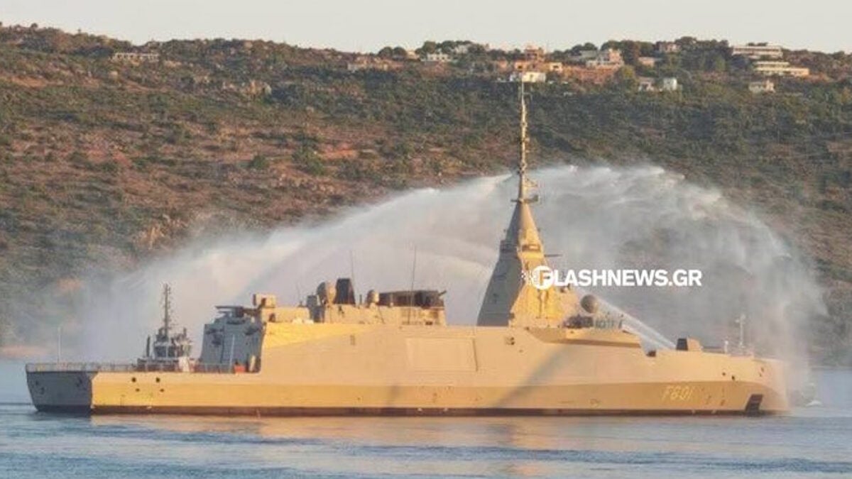 Στο λιμάνι της Σούδας η φρεγάτα «Κίμων» – Πλάνα από την «υδάτινη αψίδα» για την υποδοχή της 3 Στο λιμάνι της Σούδας η φρεγάτα «Κίμων» – Πλάνα από την «υδάτινη αψίδα» για την υποδοχή της